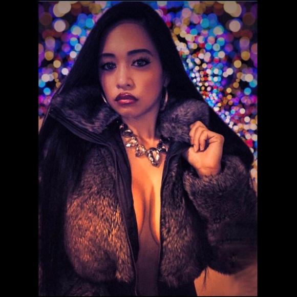 Meet your Posher, Lotus - Picture 1 of 8